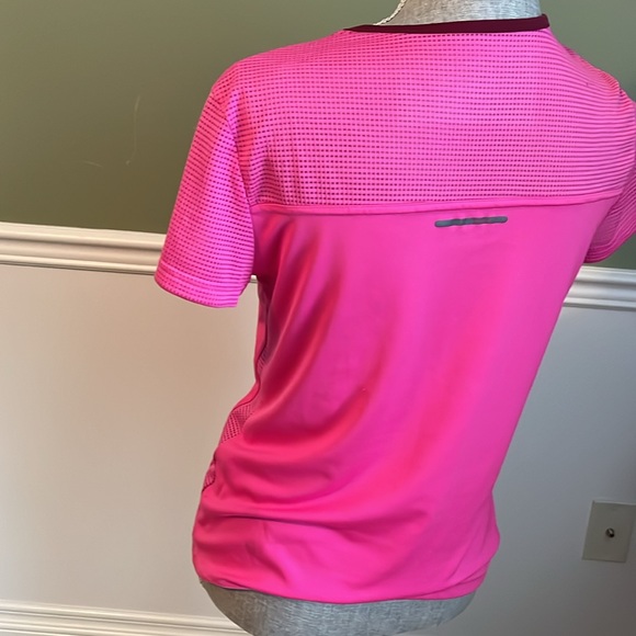 Reebok athletic shirt with mesh accents - Picture 3 of 3
